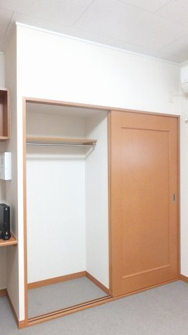レオパレスサカサガワの内装|クローゼット