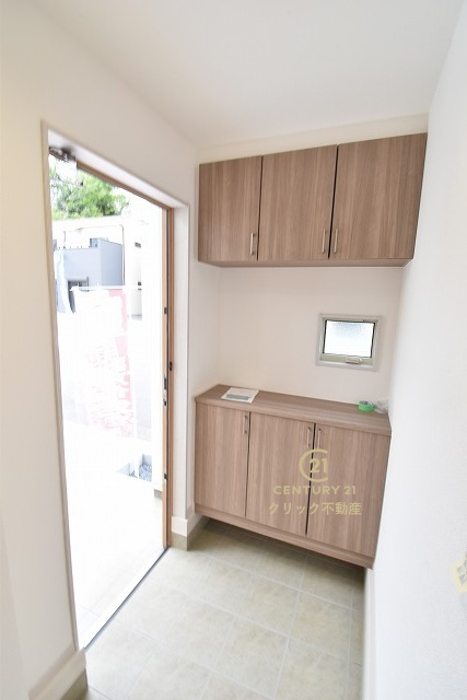 いろどりアイタウン　日立市西成沢町2丁目　23-P1　5の玄関|たっぷり収納できるシューズボックスで玄関もスッキリ！扉の中は可動棚。靴に合わせて使い方自由です。