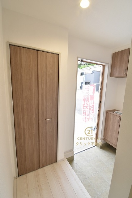 いろどりアイタウン　日立市西成沢町2丁目　23-P1　5の玄関|廊下の収納スペースは消耗品のストックや掃除用具、防災用品の定位置にも良さそうです。