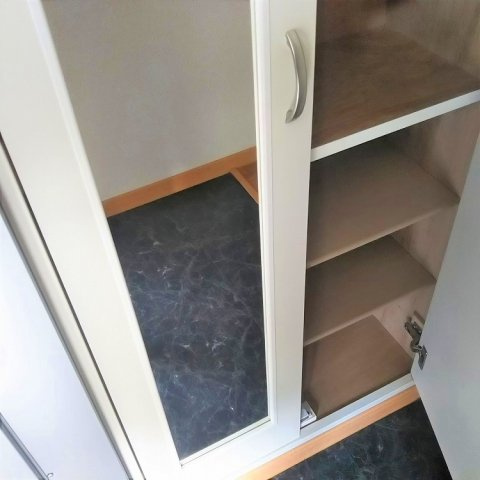 レオパレスウィズユーの玄関