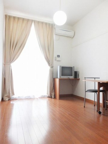 レオパレスビューティービレッジの居間・リビング|家具・家電付きのお部屋です♪