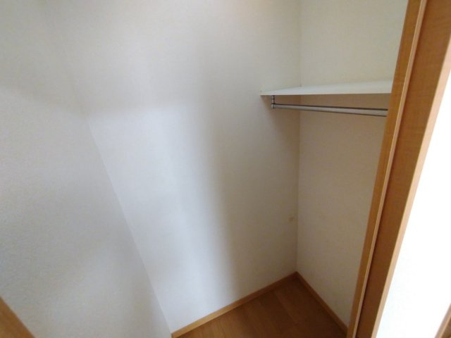 レオパレスディンの内装|ウォークインクローゼット　照明付き