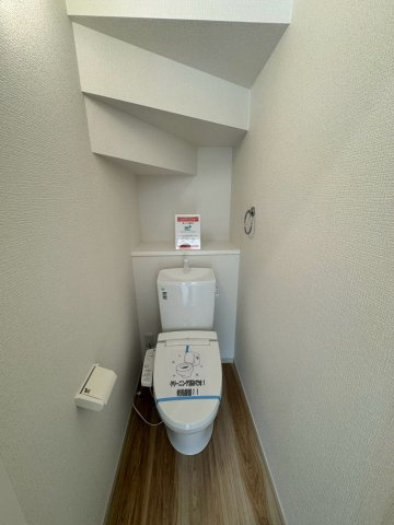 所沢市小手指南6丁目新築戸建のトイレ|いつでも気持ちよくお使いいただける、清潔感と機能性に優れた快適なトイレ空間！温水洗浄便座などの嬉しい設備が備わっており、毎日の生活をより心地よく、衛生的にサポートしてくれる嬉しい仕様です。