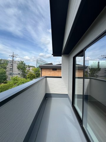 所沢市小手指南6丁目新築戸建のバルコニー|ポカポカと心地よい陽光がたっぷりと降り注ぎ、お洗濯物もよく乾く爽やかなバルコニー！明るいオープンな空間が確保されており、毎日の家事やちょっとしたリフレッシュタイムも気持ちよく過ごせます。