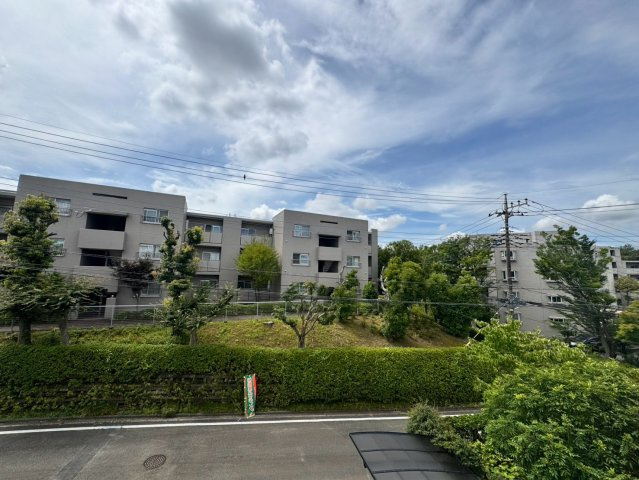 所沢市小手指南6丁目新築戸建の展望|落ち着いた住環境ならではの穏やかな景色が広がり、心からホッと寛げる安心のロケーション！窓の外に広がる開放的な眺望が、ご家族の毎日の生活に心地よいゆとりと癒やしのひとときをもたらしてくれます。
