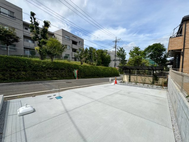 所沢市小手指南6丁目新築戸建の駐車場|お車の出し入れがスムーズに行える、ゆとりある並列駐車スペースを2台分確保した仕様！複数台お持ちのご家族や、ご親戚・ご友人のお来客時にも大変便利で、毎日のカーライフを快適にサポートします。