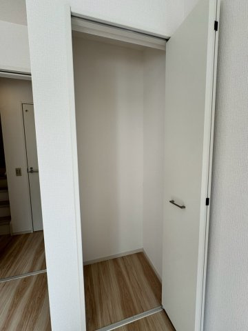 所沢市小手指南6丁目新築戸建の収納|かさばるお荷物や季節の衣類もすっきりと片付く、大容量で便利な収納スペースを備えた洋室！お部屋の隅々まで有効に活用できるレイアウトしやすい形状で、いつでも美しい居住空間をキープできます。