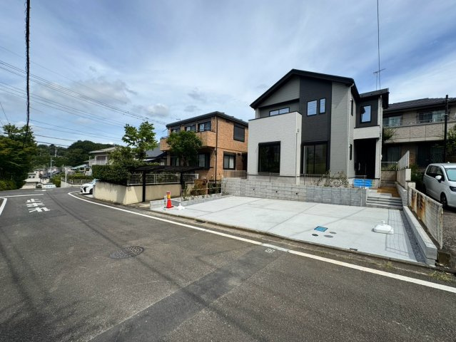 所沢市小手指南6丁目新築戸建の前面道路含む現地写真|約6mのゆとりある前面道路に面しており、お車のすれ違いや駐車もスムーズに行える安心のロケーション！開放感に満ちた明るい住環境で、毎日の運転や小さなお子様のお出かけも安心してお過ごしいただけます