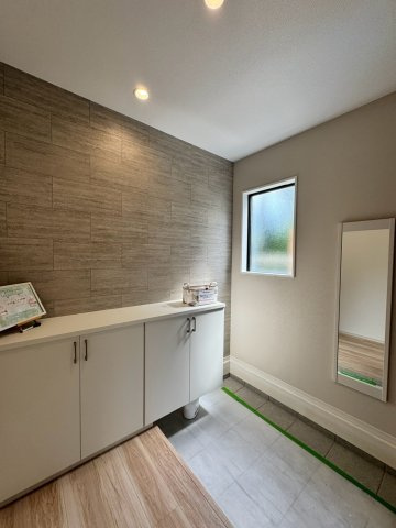 所沢市小手指南6丁目新築戸建の玄関|ご家族の靴や小物をたっぷりと収納できるシューズボックスを備えた、すっきりとした玄関空間！明るく爽やかな雰囲気に包まれており、毎日心地よい笑顔でお出迎えと気持ちの良いお見送りができます。