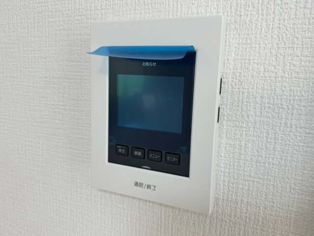 所沢市小手指南6丁目新築戸建の防犯設備|来訪者を映像と音声でしっかりと確認できる、安心のTVモニター付きインターホンを完備！不審者の侵入を防ぎ、小さなお子様のお留守番時でもご家族の安全をしっかりと守ってくれる心強い防犯設備です。