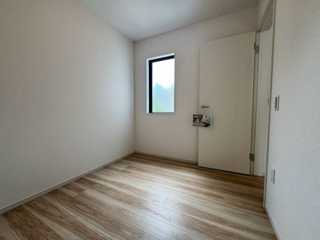 所沢市小手指南6丁目新築戸建の洋室|ライフスタイルに合わせて自由な使い方ができる、明るくすっきりとした心地よい洋室空間！豊富な採光とゆとりあるレイアウトしやすい設計が、ご家族それぞれの快適なプライベート時間をサポートします。