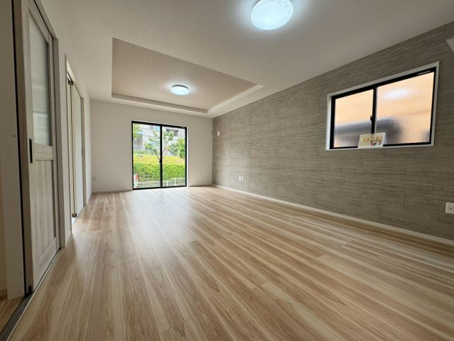 所沢市小手指南6丁目新築戸建の居間・リビング|南向きの窓からたっぷりと心地よい陽光が差し込む、明るく開放感あふれる広々としたLDK！家族みんなが自然と集まるリビングで、毎日あたたかな光に包まれながら笑顔あふれる豊かな時間をお過ごしいただけます。