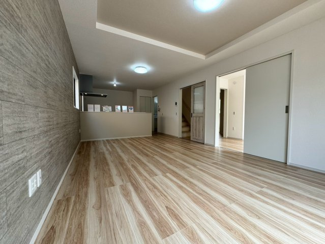 所沢市小手指南6丁目新築戸建の居間・リビング|ご家族の自然なコミュニケーションが生まれる、広々とした心地よい団らんのメイン空間！家具のレイアウトもしやすいゆとりある設計で、日々の暮らしをより快適に、のびのびとお寛ぎいただけるお部屋です。