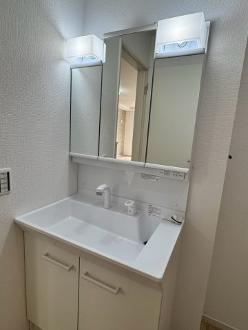 所沢市小手指南6丁目新築戸建の独立洗面台|毎日の身支度やスキンケアをスムーズにサポートしてくれる、機能的な三面鏡付きの洗面化粧台！ミラー裏や足元にはたっぷりの収納スペースが備わっており、散らかりがちな洗面まわりもすっきりと綺麗に保てます。