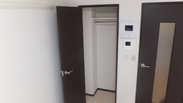 クレイノＳＯＬＵＴＩＯＮＳⅥの内装|コートも掛けられるクローゼットです。