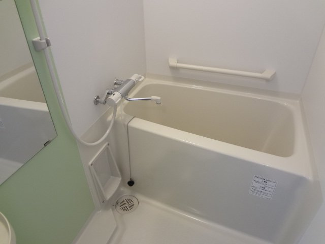 レオネクスト五軒家の浴室|オシャレなカラーパネル。色違い有。