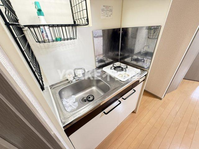 ロワール湘南　D棟のキッチン|画像はC棟103号室、リフォーム・クリーニング前のものです。現況優先。