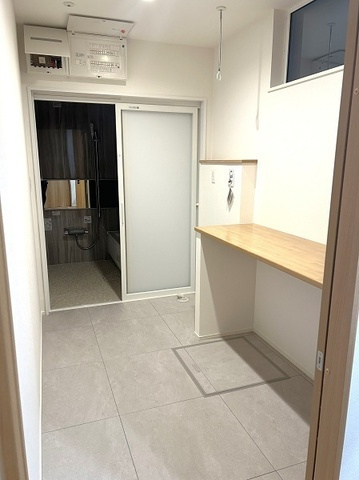 「24畳の大空間LDK平屋建て」土佐市高岡町乙　中古一戸建ての洗面所|洗面用具や買い置きをスッキリ整理できる収納も確保！
※建築当時