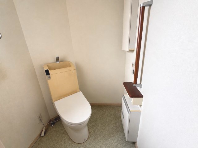 京都市西京区大原野西境谷町4丁目のトイレ|2階にもトイレがあり、朝の忙しい時間帯や夜間にも便利です。