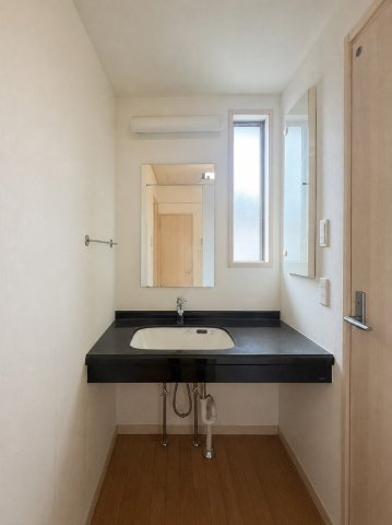 京都市西京区大原野西境谷町4丁目の独立洗面台|2階 洗面化粧台
トイレを出たところに洗面化粧台があり、手洗いもスムーズです。