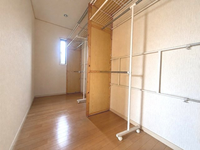 京都市西京区大原野西境谷町4丁目の収納|2階 納戸
収納スペースとしてはもちろん、天候を気にせず洗濯物を室内干しできる便利な空間です。