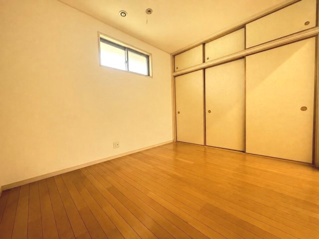 京都市西京区大原野西境谷町4丁目の洋室|2階 北側の洋室
押入れ付きで、収納も確保されております。