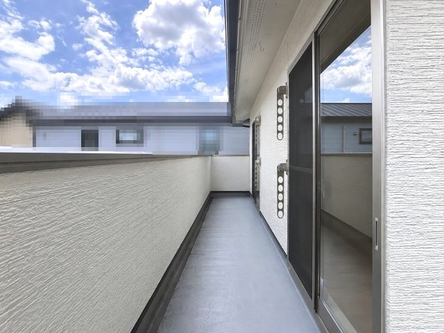京都市西京区大原野西境谷町4丁目のバルコニー|南向きで陽当たり良好なワイドバルコニー。洗濯物をゆったり干すことができ、気持ちよく乾きます(^^)/