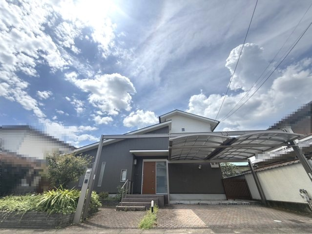 京都市西京区大原野西境谷町4丁目の外観|太陽光発電システム・蓄電池・エネファームが設置された住宅。
カーポート付き駐車場あり。