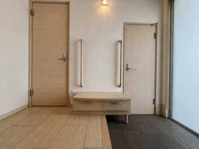 京都市西京区大原野西境谷町4丁目の玄関|玄関には、靴の脱ぎ履きに便利な腰掛けスペースを設置。手すり付きで、立ち座りも安心です。