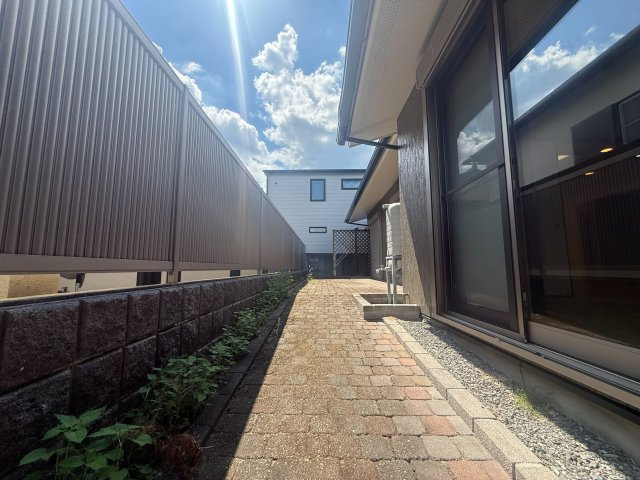 京都市西京区大原野西境谷町4丁目の庭|お庭では、ガーデニングを楽しんだり、お子様の遊び場として活用したりと、多用途にお使いいただけます。