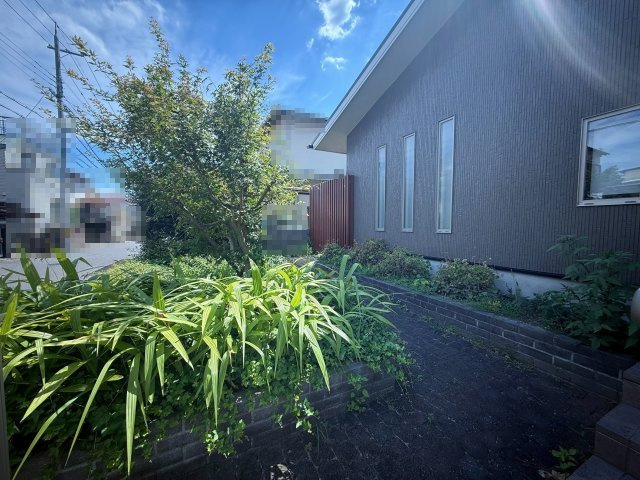 京都市西京区大原野西境谷町4丁目の庭|四季を感じられる植栽の緑が美しく、住まいに彩りと安らぎを添えます。