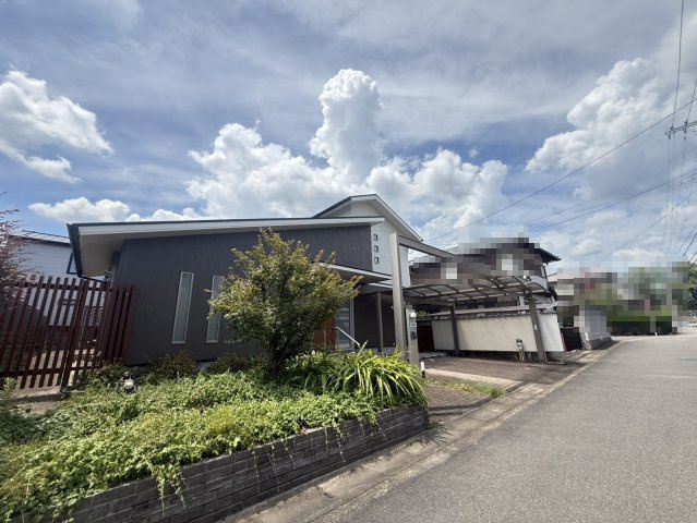 京都市西京区大原野西境谷町4丁目の前面道路含む現地写真|敷地入口からスロープと庭を通り、車いすのままリビングへ出入りできるバリアフリー設計です。