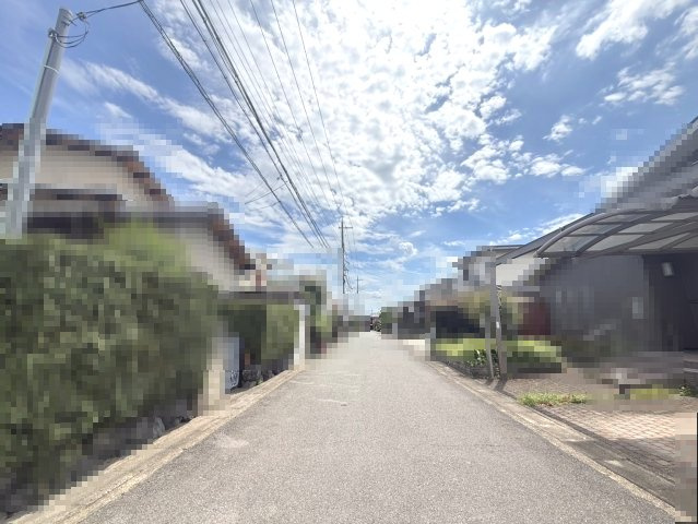 京都市西京区大原野西境谷町4丁目の前面道路含む現地写真|東側は幅員約6.3mの公道に面しています。
前面道路が広く、車の出し入れや駐車もスムーズです。