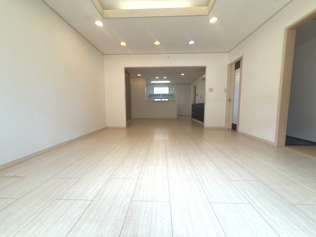 京都市西京区大原野西境谷町4丁目の居間・リビング|開放感のある広々LDK。折り上げ天井とダウンライトが、上質でオシャレな空間を演出します。
