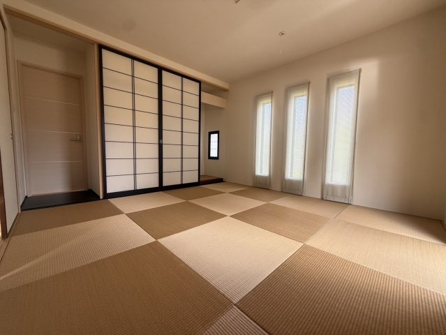 京都市西京区大原野西境谷町4丁目の和室|1階 和室
落ち着きのある広々とした和室。ライフスタイルに合わせて多用途にご使用いただけます！