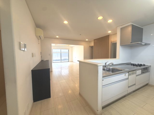 京都市西京区大原野西境谷町4丁目のキッチン|ガスコンロ3口・グリル・食洗機付きのシステムキッチン。
明るい色合いで統一された空間です！