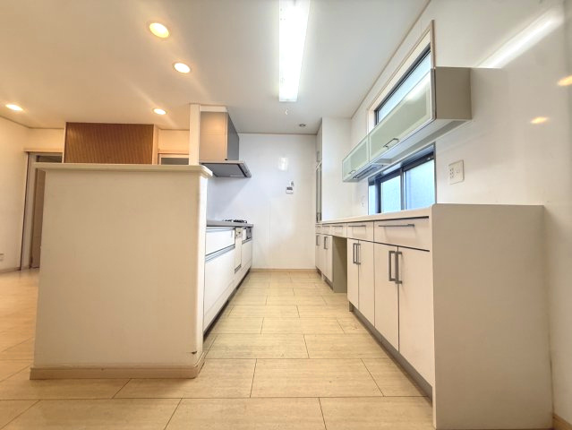 京都市西京区大原野西境谷町4丁目のキッチン|キッチン背面には、収納力豊富なカップボードを備えており、食器や調理家電をすっきり収納できます。