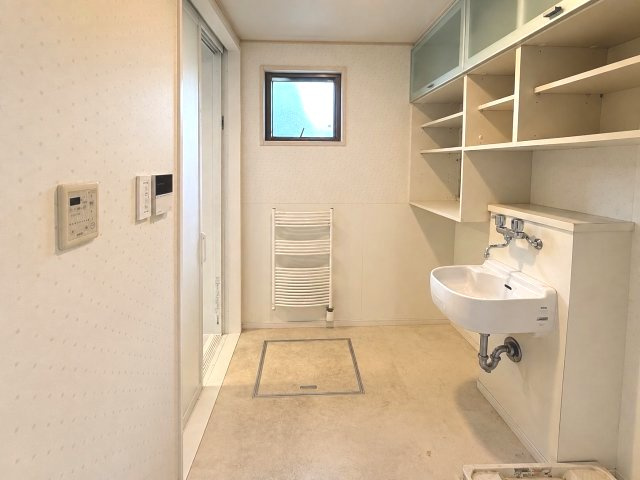 京都市西京区大原野西境谷町4丁目の洗面所|収納棚を備えた脱衣室。
タオルや洗剤などをすっきり整理でき、窓付きで換気もしやすい空間です！