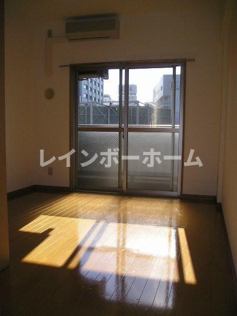 柏市あけぼの４丁目の賃貸マンションの居間・リビング|こちらの居間で趣味の時間をお楽しみください