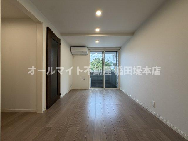 稲城市坂浜のアパートの居間・リビング