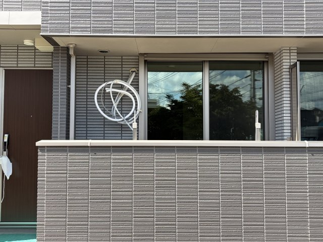 稲城市坂浜のアパートのエントランス
