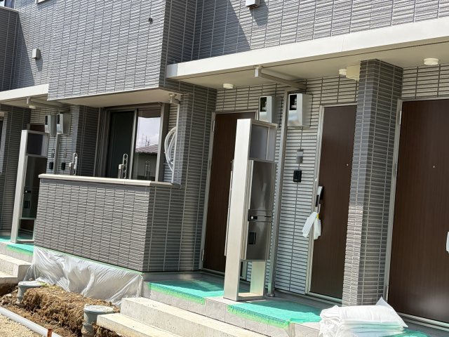 稲城市坂浜のアパートのエントランス