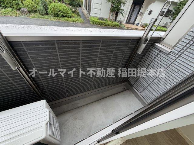 稲城市坂浜のアパートのバルコニー