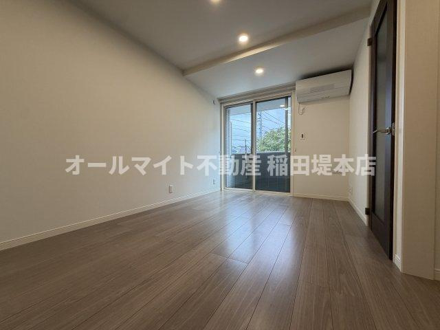 稲城市坂浜のアパートの居間・リビング