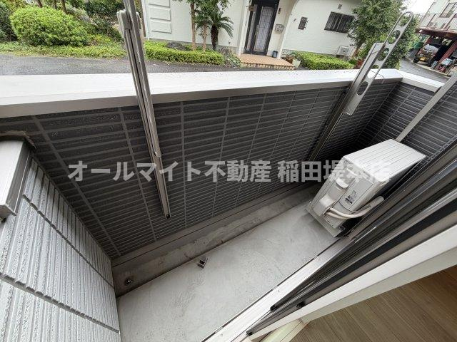 稲城市坂浜のアパートのバルコニー