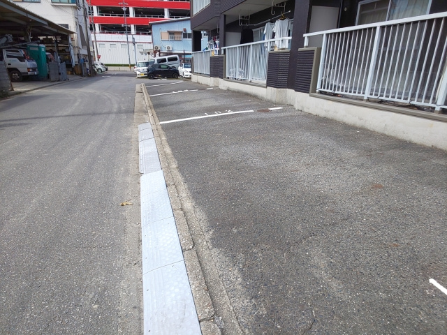 コーポ羽根西の駐車場