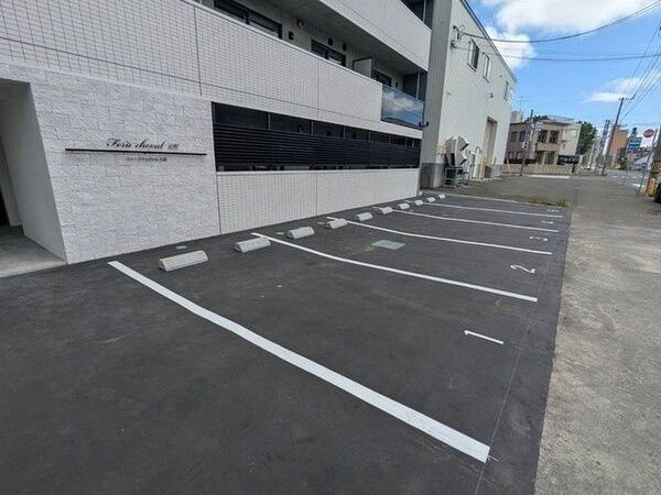 フェーラシュヴァル元町の駐車場