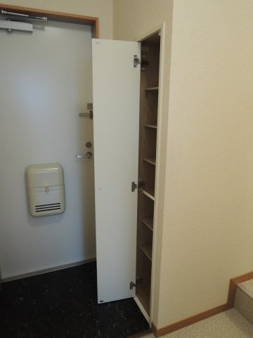 レオパレスメゾン　山　鼻の玄関