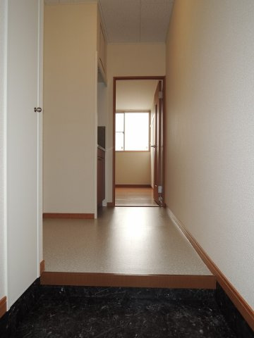 レオパレスメゾン　山　鼻の玄関