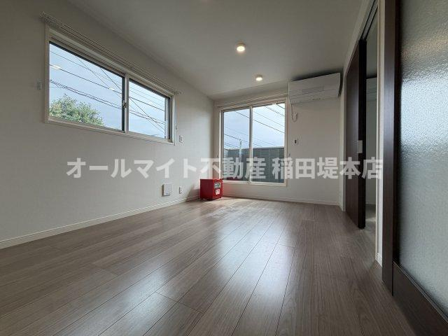 稲城市坂浜のアパートの居間・リビング